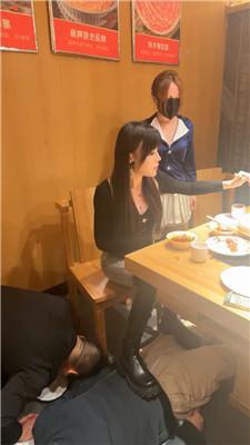 【伊晨】火锅店包厢多奴下跪伺候 bf51156