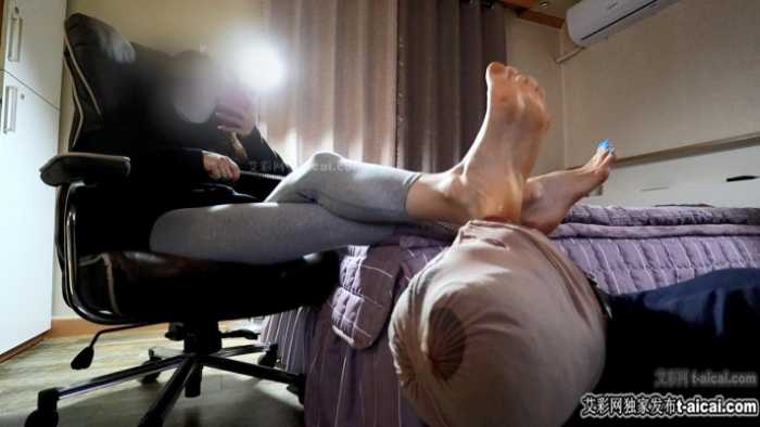 韩国Hira-跪舔Hira蓝色美甲原味脚!嗦脚趾啃脚后跟,吸脚趾缝里的味道!bf9279