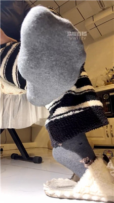 【萱萱子】灰袜裸足    260130-30