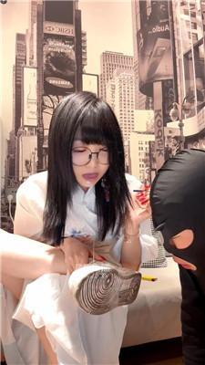 【哼哼】狗舌清理脏鞋底白袜 JS260226-17