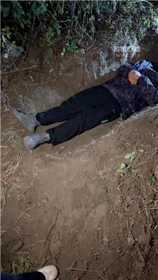 【芝芝女王】户外活埋小贱货【双视角版】 JS260315-33