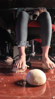 无意识系列 裸足踩踏馒头 JS260403~1