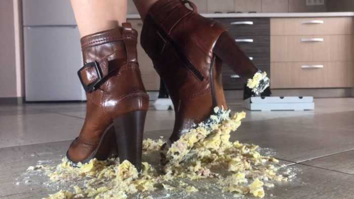 美女三双鞋碾压踩垃圾食品 JS260409~2