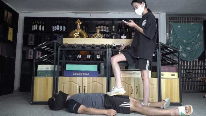 【南国原创】小樱S严惩酒庄老板,脚责,全体重踩踏,耳光辱骂 JS260409~4