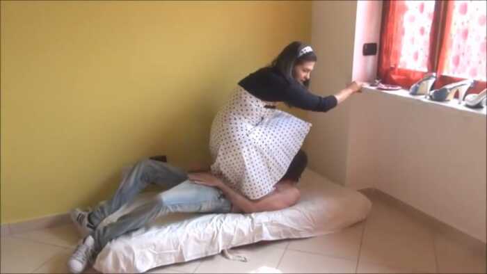 残忍女神性感裸足高跟踩踏人肉地毯 重度踩踏瘦子脚奴 JS260428~1