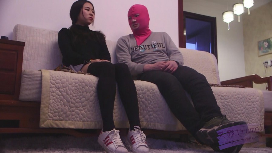 艾丝：哥哥父亲要求艾丝乱伦踩踏