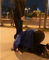 vivi-户外惊险遛狗过马路