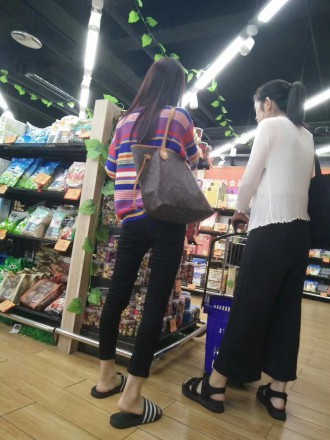 院校细巧娇小型美女的初次踩踏