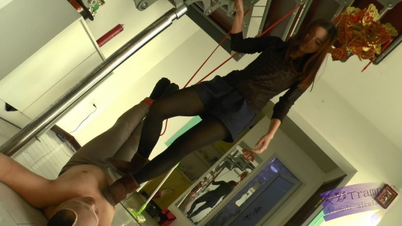 琳女神 典雅女神雪地靴里的丝袜脚虐踩