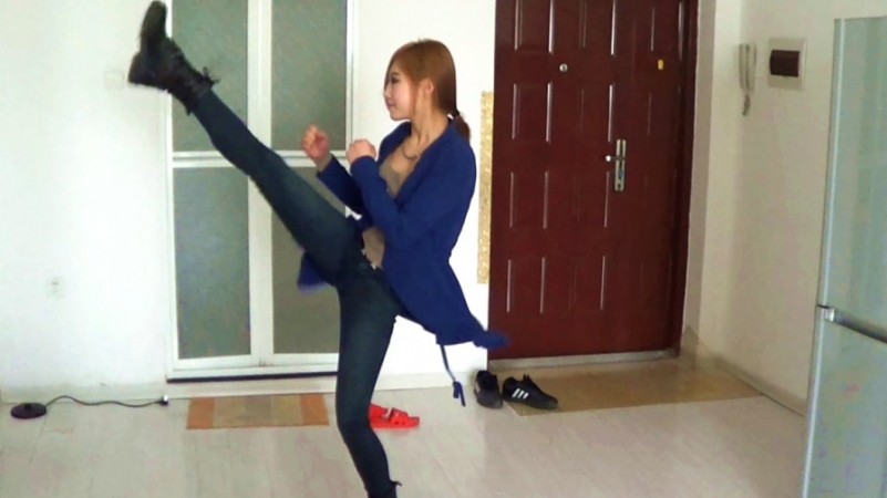 黑冰女神 皮靴黑棉袜 踹爆内脏踩断肋骨