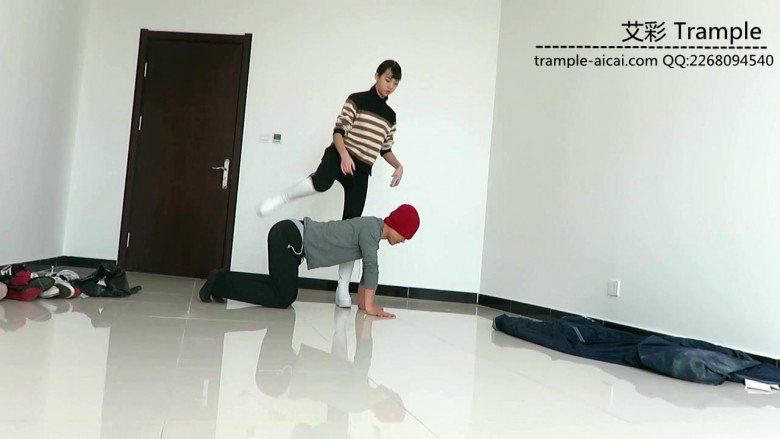 00后女主白长靴骑乘贱狗散步，强迫贱狗钻跨取乐！