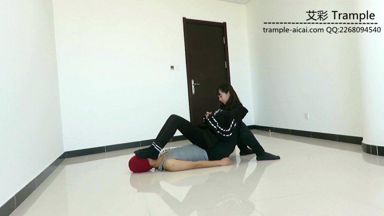 00后天使女主骑乘散步，臭棉袜堵脸踩下体！