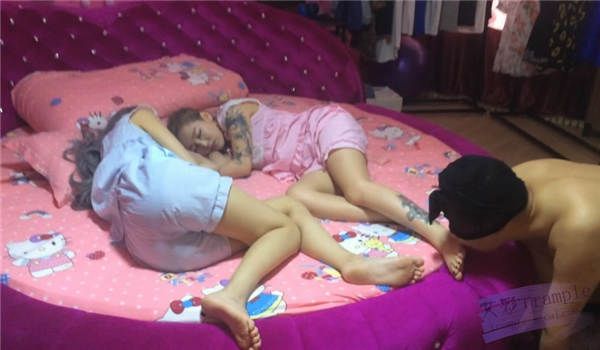 贱男人用酸奶清理美女的脚趾