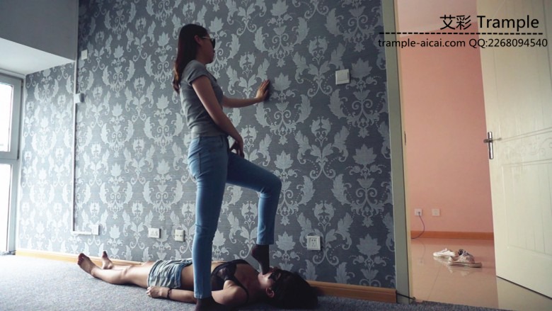 『小妮女女』原味黑短丝插嘴深喉，牛仔裤.