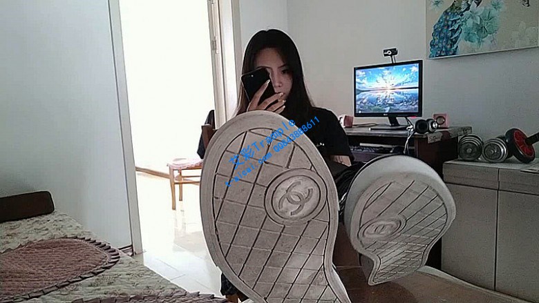 夏季黑丝脚下的空气