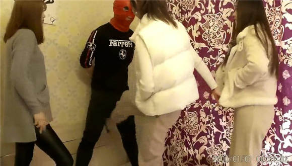 三不良少女初次圈踢群踩