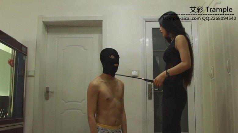 明妃女王高跟裸足踩踏贱狗