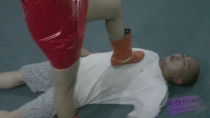 狠辣女警潜入（1）—高抬腿踩脖子踩死吐血