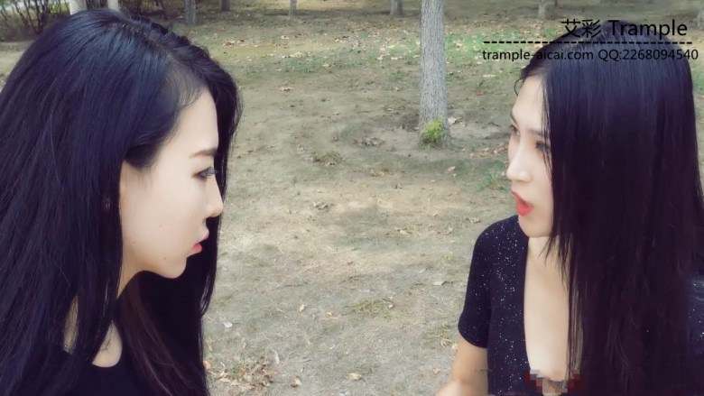 美女公园教闺蜜踢裆虐蛋(有花絮) 180624-6