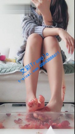 女神筱筱直播秀,踩草莓踩葡萄,丝足裸足踩
