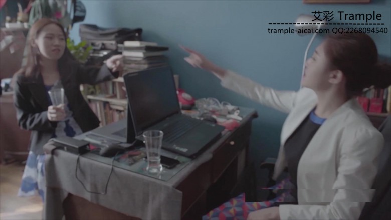 两个女同事的美脚