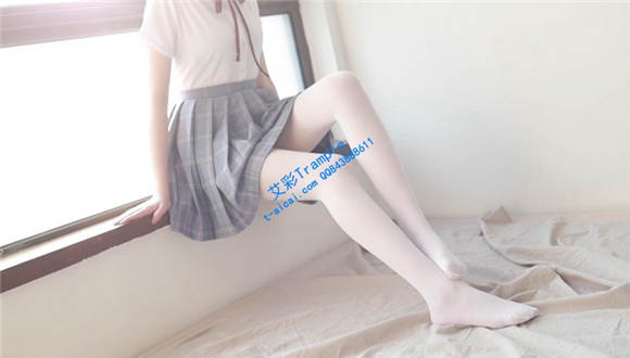 白丝玉足踩面包