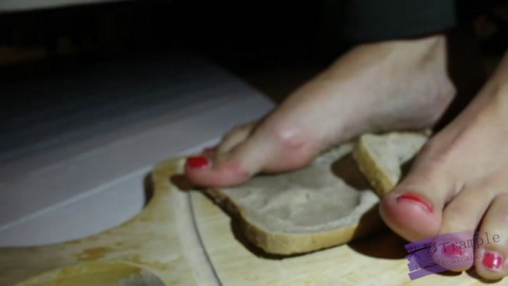 ）性感高跟玉足踩方包，包子混合着脚和鞋底的香气一定问道很好