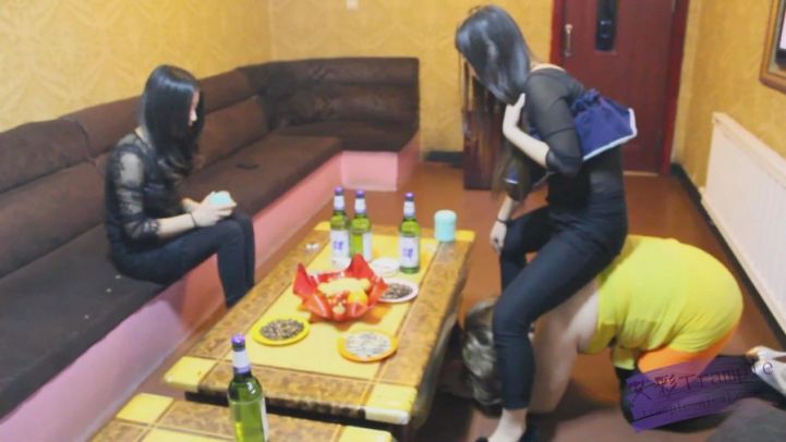 KTV两长发美女S极度羞辱(四)