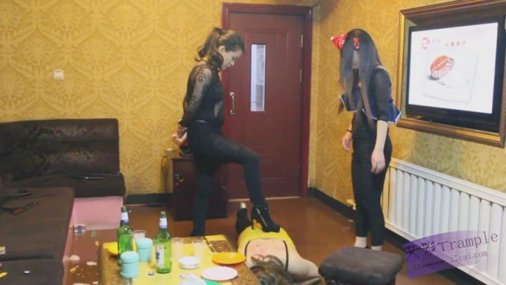 KTV两长发美女S极度羞辱（六）