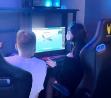 【Fiona菲菲】网吧系列2调教偷丝袜的猥琐男【完整版】 bf23229