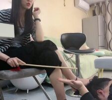 【素人星探】火辣老师严厉-藤条抽/强迫舔脏鞋底【完整版】 bf24738