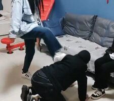 【吴迪】双学生S-运动鞋暴力踢踹/踩/舔脏鞋臭脚 bf25292