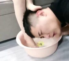 【明明】喝刷鞋洗脚水/肉丝狂舔/踩踏喂口水/内裤诱惑【完整版】bf28473