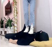 【精神小妹】3学生S-运动鞋+白袜全体重踩踏 bf29054