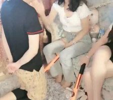 【夏夏呀】3主对1奴-闻白袜脚/踩踏/骑马棒抽/碾狗脸【双视角版】bf31625