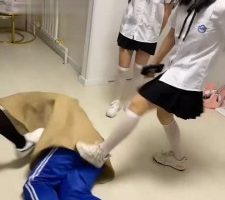 【精神小妹】校园霸凌-处刑打小报告的同学 bf33074