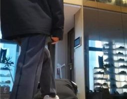 【文文文】素人小姐姐运动鞋踩踏/舔鞋底舌头出血 bf34373