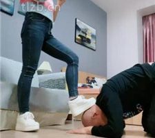 【魅儿】小白鞋棉袜踩光头/吃棉袜舔鞋底/磕头求圣水 bf36194