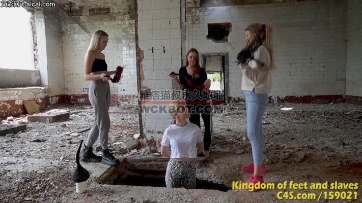 把母狗丢到坑里虐打浓痰吐脸暴力灌食把手插进喉咙往死虐！bf14277