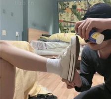 【黑泽兮】狗舌头清理帆布鞋白棉袜/棋盘格黑袜踩踏【完整版】 bf38742