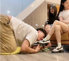 【阳阳】双S-运动鞋白袜/高跟美腿虐-骑狗背/鞋跟插嘴 bf41437