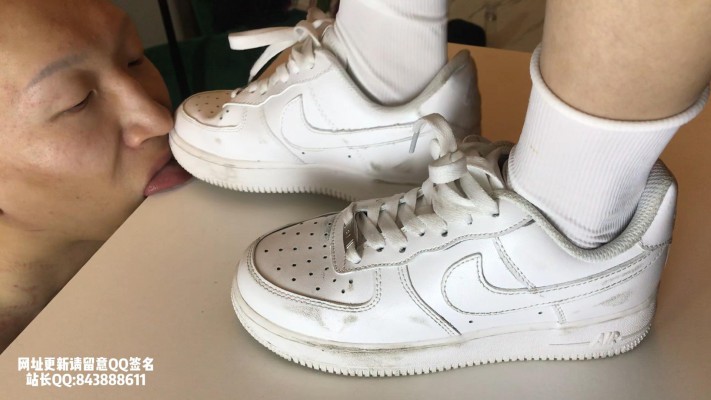 【素人S】美竹姐姐白色空军一号踩舌头 YC-240714-4