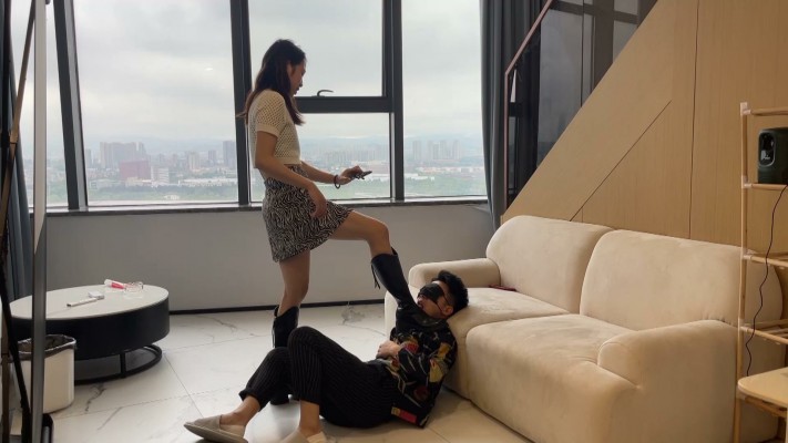 【黑丝诱惑】素人篇：某小学音乐老师黄老师裸足深喉舔脏长靴 YC-240717-4