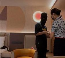 【广东瑶瑶】空姐虐头等舱乘客-厕M/丝足诱惑/脚踩喂食 JS240721-5