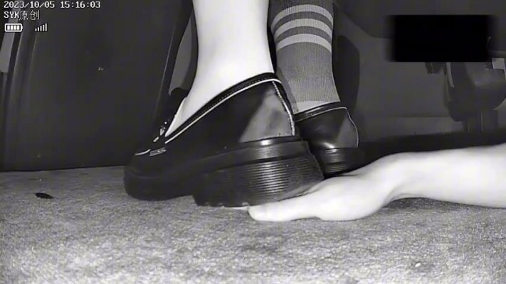 B689 – 无意识JK格裙小皮鞋姐姐的漠视踩手 bf43877