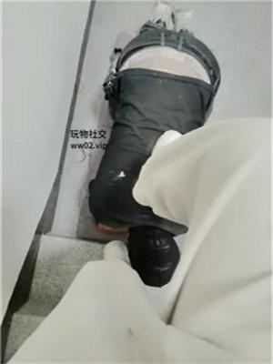 【李老师】小白鞋踩虐/楼道遛狗羞辱 JS240915-36