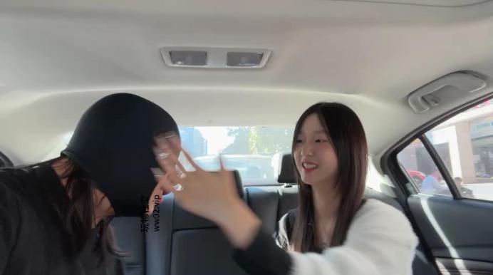 【户外挖掘机】素人小姐姐-车内调-小白鞋白袜 JS241004-14