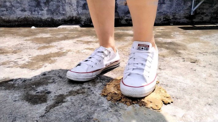 小鱼女神阳台马丁靴+匡威制作狗粮羞辱，脚汗如暴雨 YC-241006-7