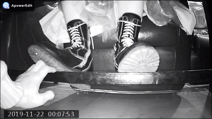 B719 – 无意识网吧妹子纱裙马丁靴踩手 bf46247