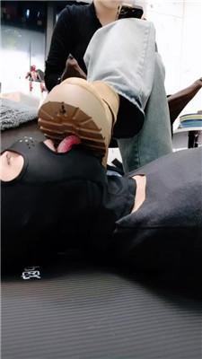 【玥野兔】沉浸式闻舔马丁靴白袜 JS241121-20